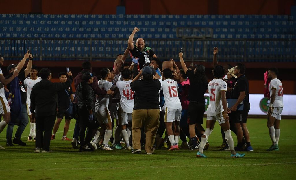 Pemain dan ofisial tim PSM Makassar mengangkat pelatih Bernardo Tavares Fernando Jose usai mengalahkan Madura United 3-1 pada laga pekan ke-32 Liga 1 BRI 2022-2023 di Gelora Madura Ratu Pamelingan, Pamekasan, Jawa Timur, Sabtu (31/3). 2023).  Kemenangan ini memastikan PSM Makassar menjuarai BRI Liga I. 