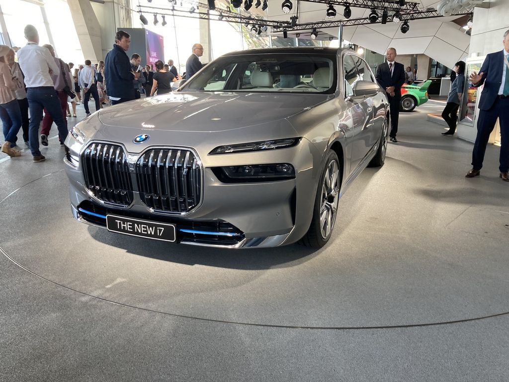 Mobil listrik termutakhir BMW, BMW i7, turut dipamerkan di tempat perayaan 50 Tahun Gedung Markas Besar BMW di BMW Welt, Kota Muenchen, Jerman, Jumat (22/7/2022). 