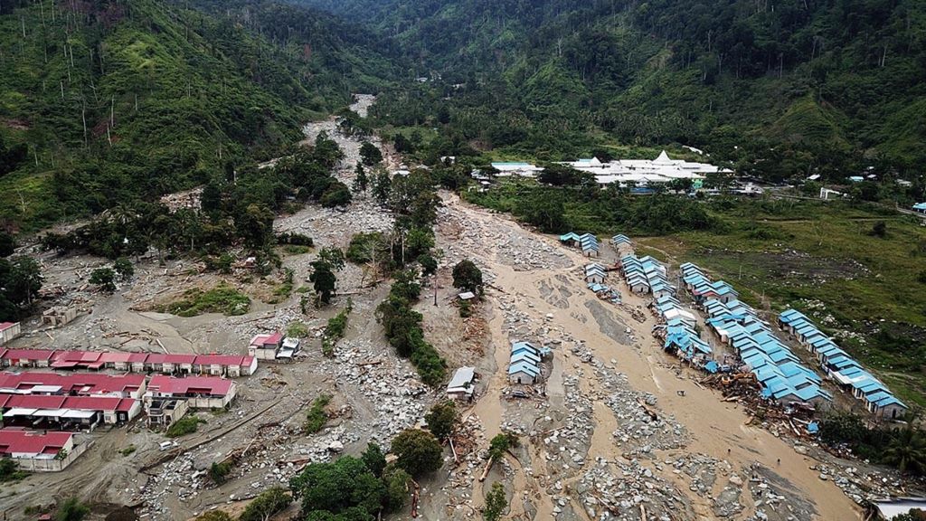 Housing conditions behind the Adventist Airport, Doyo, Sentani, Papua, Monday (18/3/2019), after being hit by flash floods. There were 82 people killed, 75 lightly injured and 84 seriously injured, as well as 43 other residents who have not been found. Floods also damaged hundreds of houses.