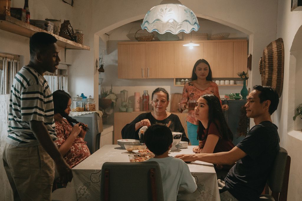 Keluarga Sasongko berkumpul makan bersama pasca-kehadiran anggota baru, Murni (Ayushita W Nugraha), perempuan tunawisma hamil dan penderita gangguan jiwa, yang dipungut dan dirawat dengan penuh kasih sayang oleh Ibu Siti (Christine Hakim),