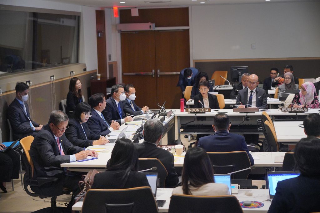 Suasana pertemuan informal para menteri luar negeri ASEAN di sela-sela Sidang Ke-77 Majelis Umum PBB di New York, Amerika Serikat, 22 September 2022. Pertemuan ini membahas antara lain persiapan Konferensi Tingkat Tinggi ASEAN di Kamboja pada November 2022. 