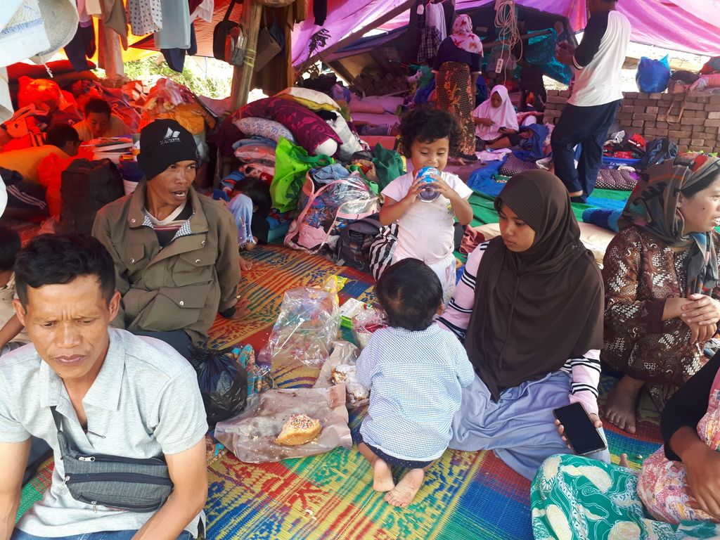 Kondisi salah satu tenda pengungsian korban gempa di RT 003 RW 004 Desa Gasol, Kecamatan Cugenang, Cianjur, Jawa Barat, Kamis (24/11/2022). Tenda ini dihuni 60 orang dengan 12 di antaranya adalah anak-anak.