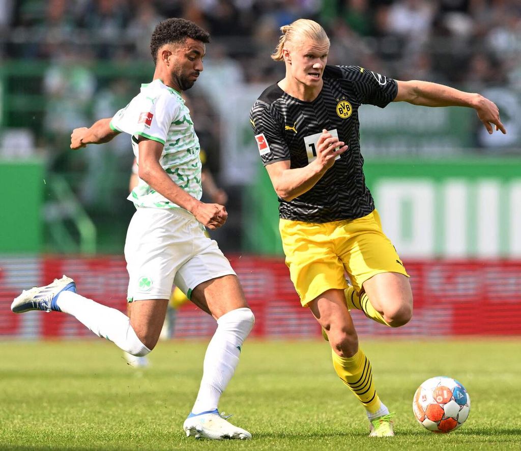 Gelandang Greuther Fuerth Timothy Tillman (kiri) berusaha menghalangi penyerang Borussia Dortmund Erling Braut Haaland pada laga Bundesliga Jerman antara Greuther Fuerth dan Borussia Dortmund di Fuerth, Jerman, 7 Mei 2022.