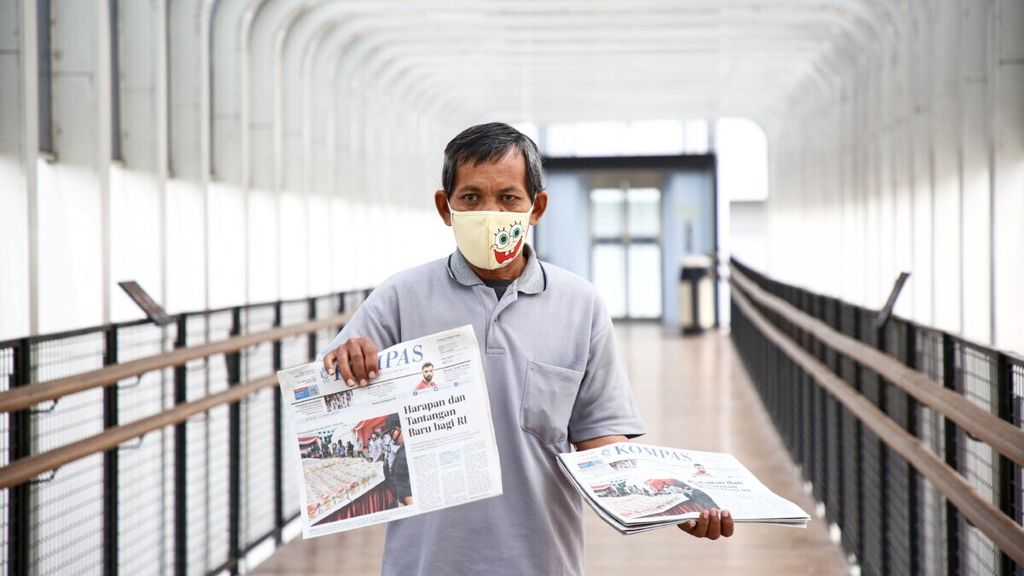 Mustawan, loper koran, yang selalu menawarkan koran <i>Kompas</i> di jembatan penyeberangan orang Ratu Plaza, Jakarta Pusat, Jumat (3/7/2020). 