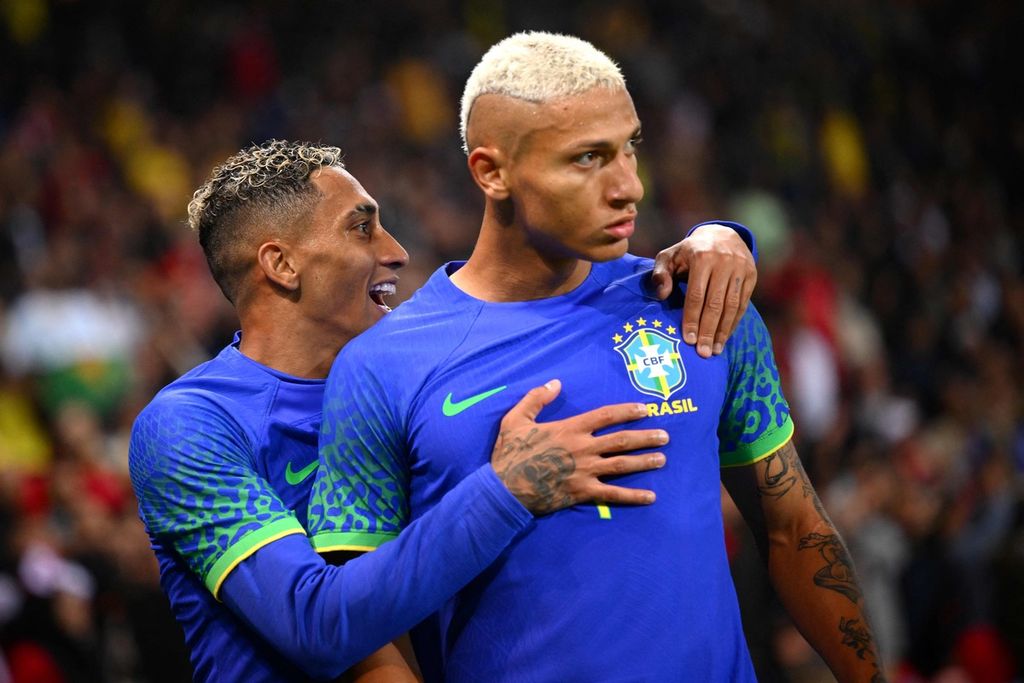 Pemain timnas Brasil Richarlison (kanan) merayakan gol kedua bagi timnya laga persahabatan di Stadion Parc des Princes, Paris, (Selasa (27/9/2022). Richarlison mengalami penghinaan rasis saat merayakan golnya tersebut. Laga itu dimenangi Brasil dengan skor 5-1. 