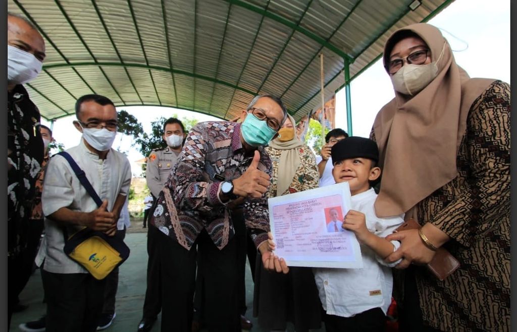 Seorang siswa difabel menunjukkan data hasil rekaman administrasi kependudukan di SLB Negeri Budi Utama, Kota Cirebon, Jawa Barat, Jumat (13/5/2022). Pemkot menargetkan 222 siswa difabel memiliki kartu identitas kependudukan.