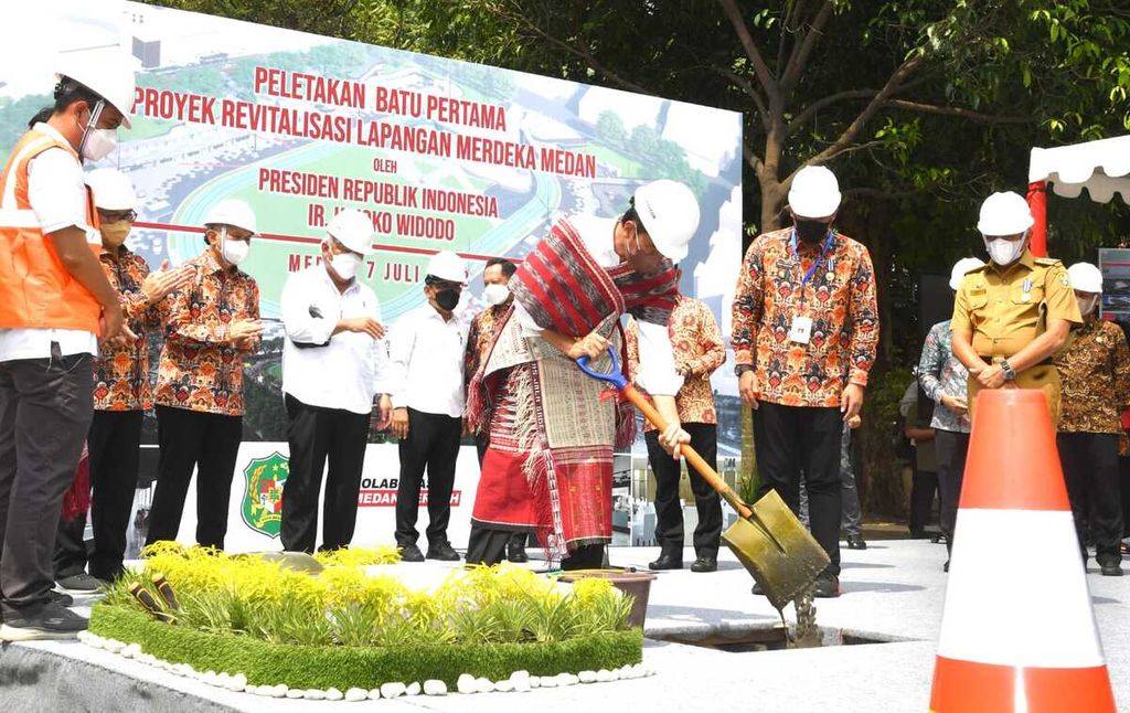 Presiden Joko Widodo meletakkan batu pertama revitalisasi Lapangan Merdeka Medan, Sumatera Utara, Kamis (7/7/2022).