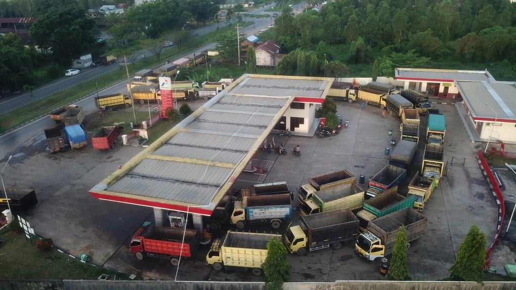 Dozens of trucks line up to buy diesel fuel at a gas station (SPBU) on South Ring Road, Gambut District, Banjar, South Kalimantan, Tuesday (30/8/2022). Long queues of diesel buyers are becoming increasingly common at several gas stations before the implementation of the Government's plan to increase the price of subsidized fuel.