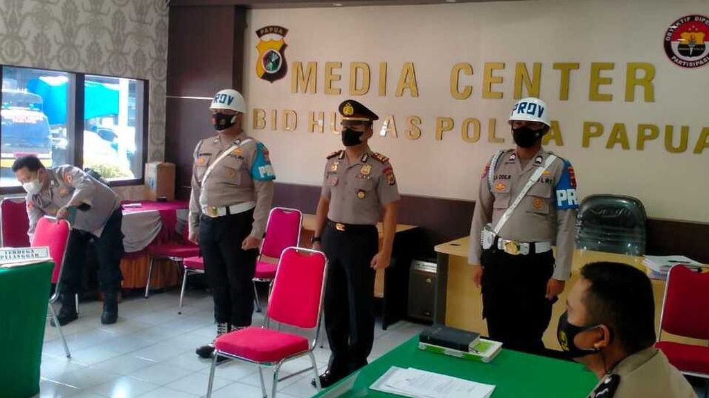 Sidang Komisi Kode Etik Profesi Polri menghadirkan Ajun Komisaris Rustam (tengah) di Markas Polda Papua, Jayapura, Selasa (2/8/2022).
