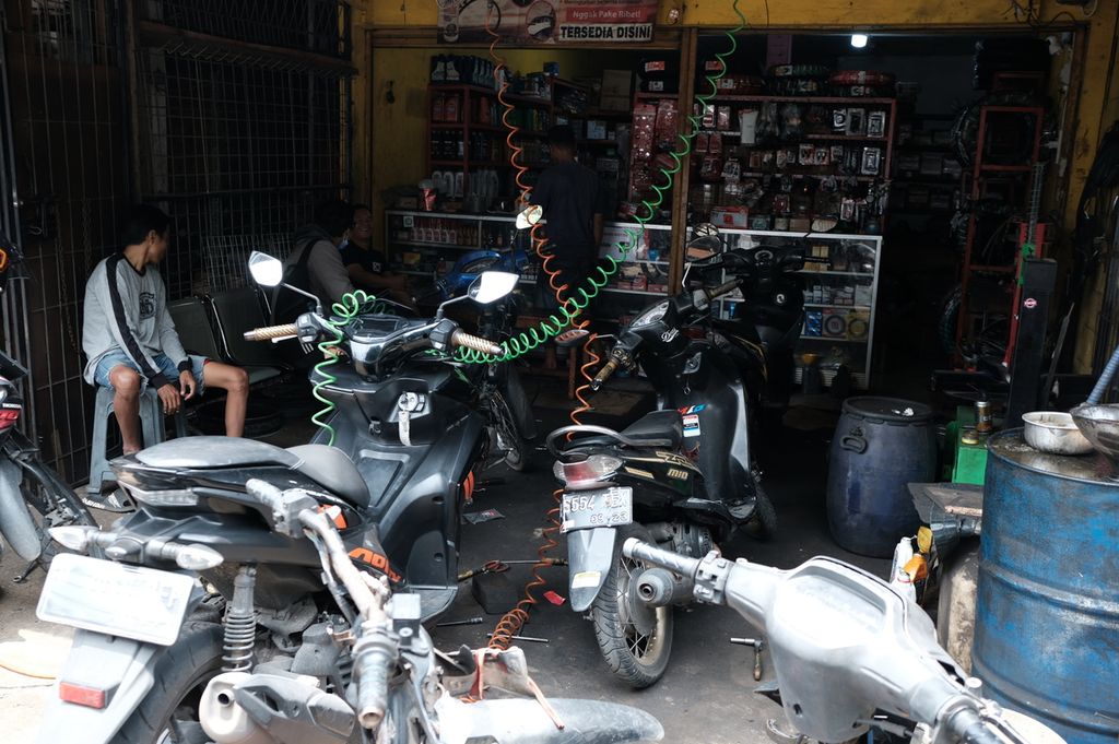 Antrean sepeda motor di bengkel kawasan Kembangan, Jakarta Barat, Senin (17/10/2022).