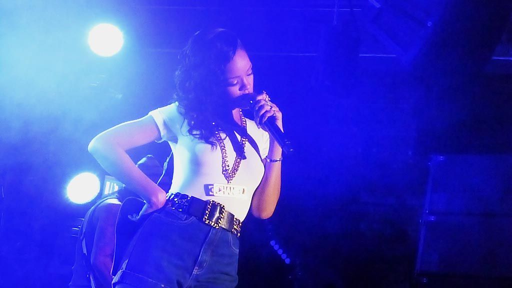  Penampilan Rihanna saat di Stockholm, Swedia, dalam konser tur 777, Jumat (16/11/2012). 