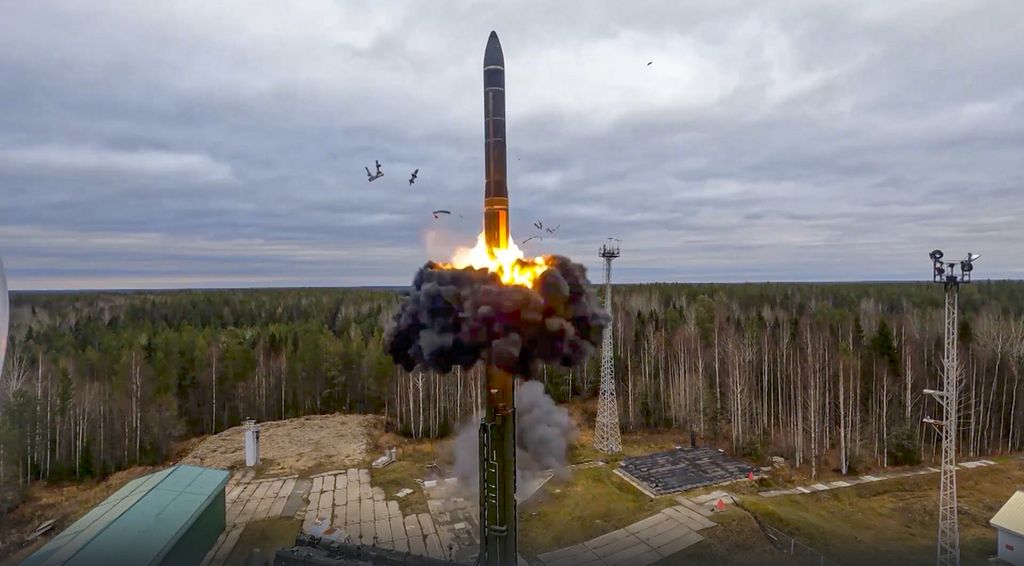 Foto yang diambil dari rekaman video Kementerian Pertahanan Rusia, Rabu (26/10/2022), memperlihatkan peluncuran rudal penjelajah antarbenua (ICBM) Yars di Plesetsk, Rusia. Di tengah suasana perang, Rusia melakukan latihan dengan menggunakan rudal jelajah antarbenua yang bisa membawa hulu ledak nuklir. 