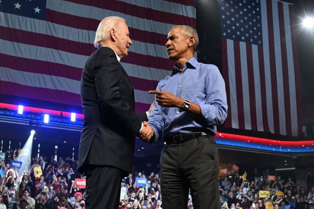 Mantan Presiden Amerika Serikat Barack Obama berjabat tangan dengan Presiden Joe Biden saat berkampanye untuk kandidat anggota Senar dari Partai Demokrat John Fetterman di Philadelphia, Pennsylvania, pada Sabtu (5/11/2022).