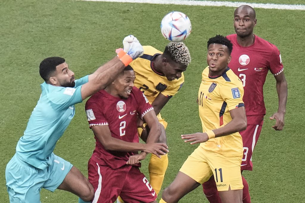 Penjaga gawang Qatar Saad al-Sheeb menghalau bola dalam pertandingan pembuka Piala Dunia Qatar antara Qatar dan Ekuador di Stadion Al Bayt, Al Khor, Qatar, Senin (21/11/2022) dini hari WIB. 