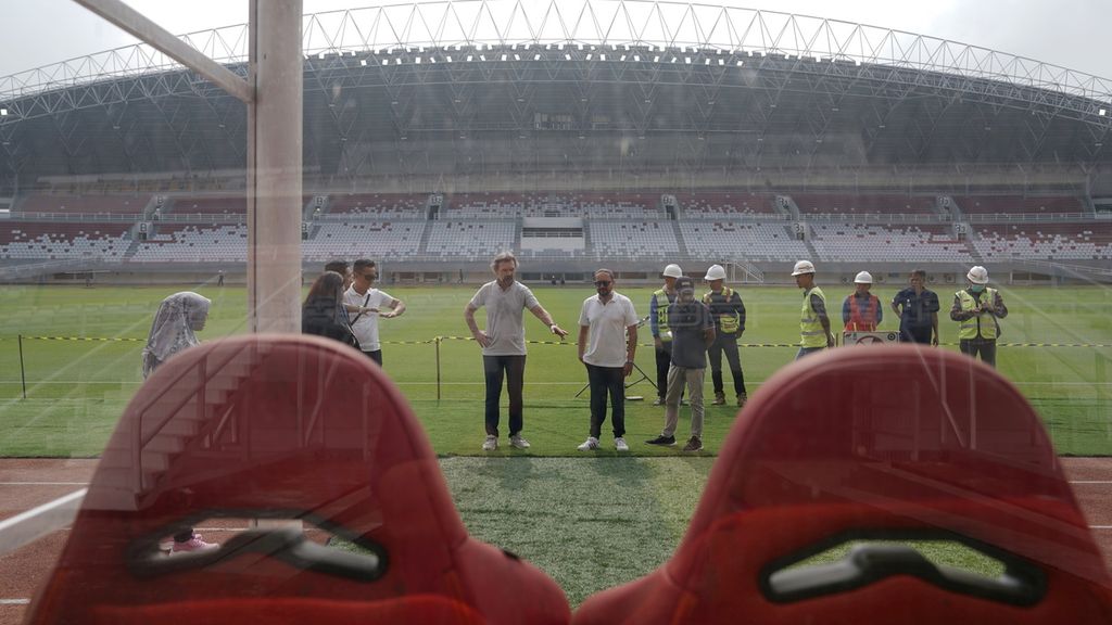 Perwakilan FIFA (tengah) melakukan inspeksi terakhir kesiapan Piala Dunia U-20 di Stadion Gelora Sriwijaya Jakabaring (GSJ), Palembang, Sumatera Selatan, Kamis (23/3/2023). Sejak Oktober 2022, delegasi FIFA sudah empat kali meninjau stadion yang akan dijadikan salah satu tempat penyelenggaraan Piala Dunia U-20 tersebut. Inspeksi terakhir ini menentukan terpilihnya stadion ini menjadi salah satu tempat penyelenggaraan. Lima stadion lainnya yang akan diperiksa kesiapannya adalah Stadion Si Jalak Harupat (Bandung), Stadion Manahan (Solo), Stadion Gelora Bung Tomo (Surabaya), dan Stadion Kapten I Wayan Dipta (Gianyar, Bali).