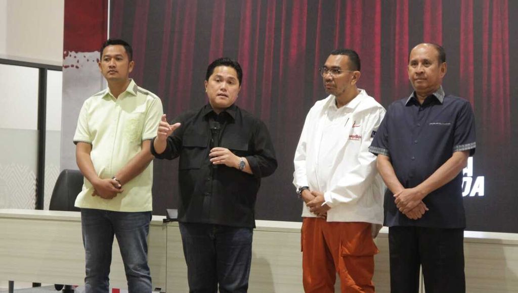 Ketua Umum PSSI Erick Thohir (dua dari kiri) saat menghadiri acara konferensi pers hasil rapat exco di GBK Arena, Jakarta Pusat,  Jumat (10/3/2023).
