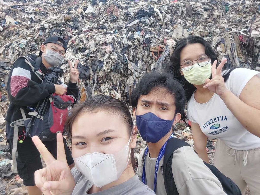 Tim mahasiswa Universitas Multimedia Nusantara (UMN) membuat film pendek tentang kehidupan warga di antara gunungan sampah Bantar Gebang. Film mereka mendapatkan penghargaan dari The 8th edition of the MegaCities-ShortDocs Festival. Penyerahan penghargaan dijadwalkan 15 Desember 2022 di Paris, Perancis.