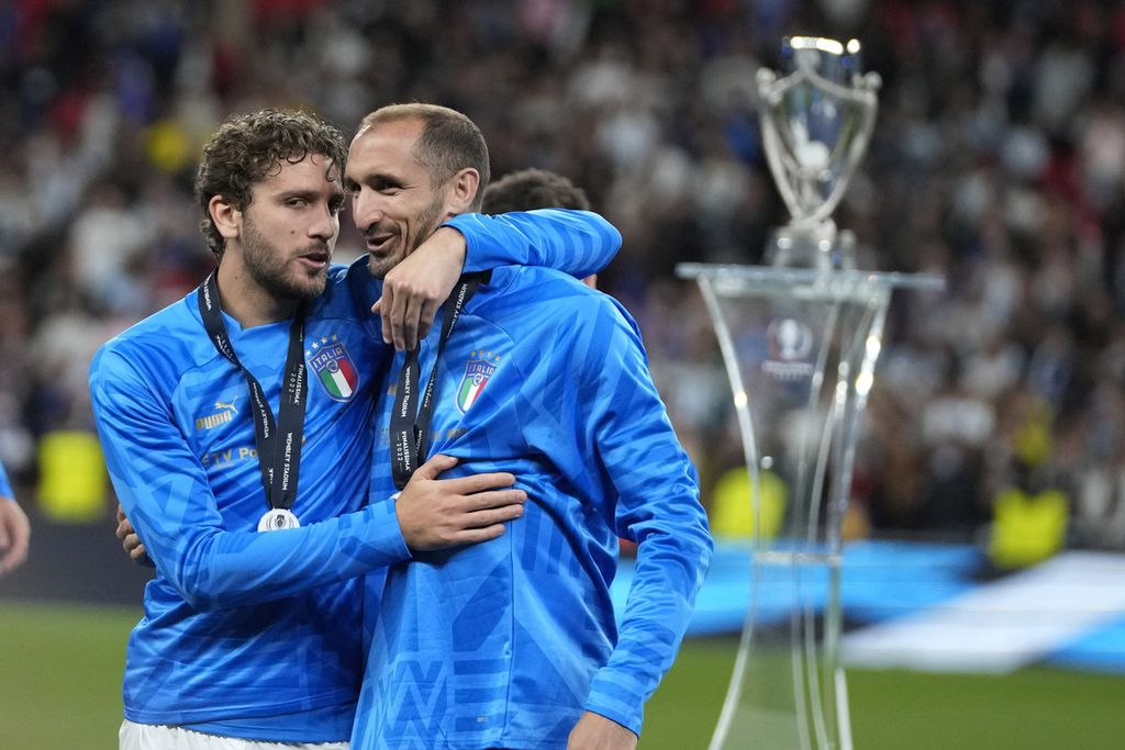 Pemain timnas Italia, Girogio Chiellini, dipeluk rekannya, Manuel Locatelli, pada akhir pertandingan Finalissima 2022 antara Italia dan Argentina di Stadion Wembley, London, Inggris, Kamis (2/6/2022) dini hari WIB. Dalam pertandingan yang mempertemukan juara Piala Eropa 2020 dan juara Copa America 2021 itu, Argentina mengalahkan Italia, 3-0. 