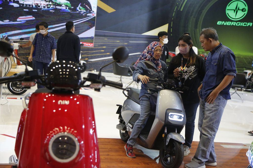 Pengunjung menjajal motor listrik yang ditampilkan dalam pameran Indonesia International Motor Show (IIMS) 2023 di JIExpo, Kemayoran, Jakarta Pusat, Minggu (19/2/2023). 