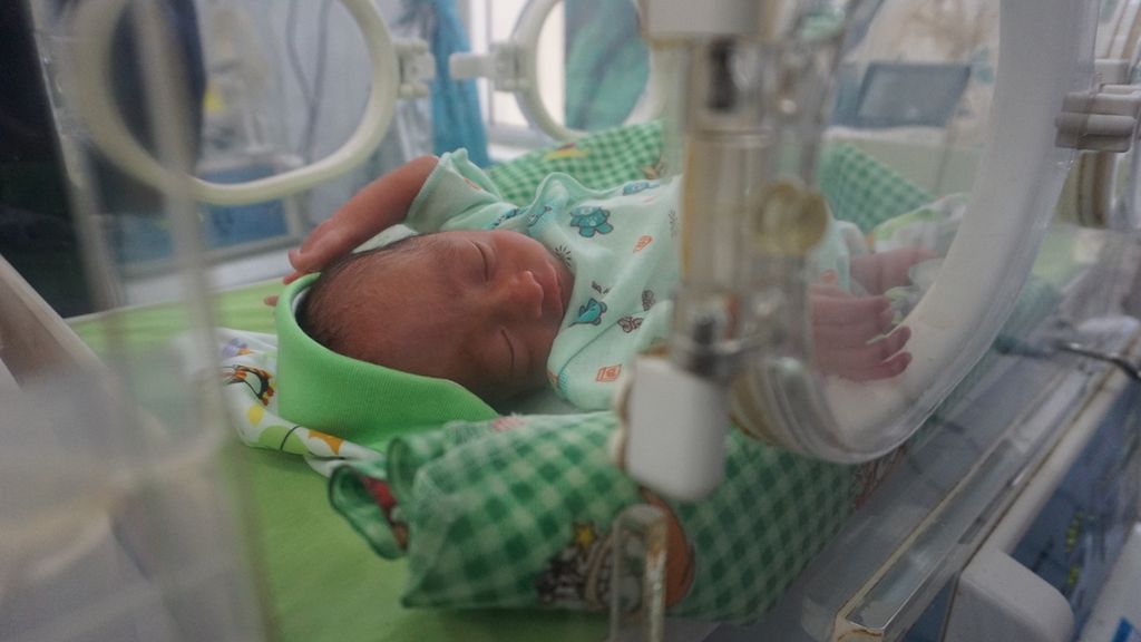 Bayi laki-laki kembar tiga masih dalam pengawasan dokter di RSUD Majenang, Cilacap, Jawa Tengah, pertengahan September 2019. Ketiga bayi dari pasangan Dwi Nurhanifah (32) dan Bustam (43) ini lahir secara normal, tetapi prematur sehingga masih dirawat di inkubator.