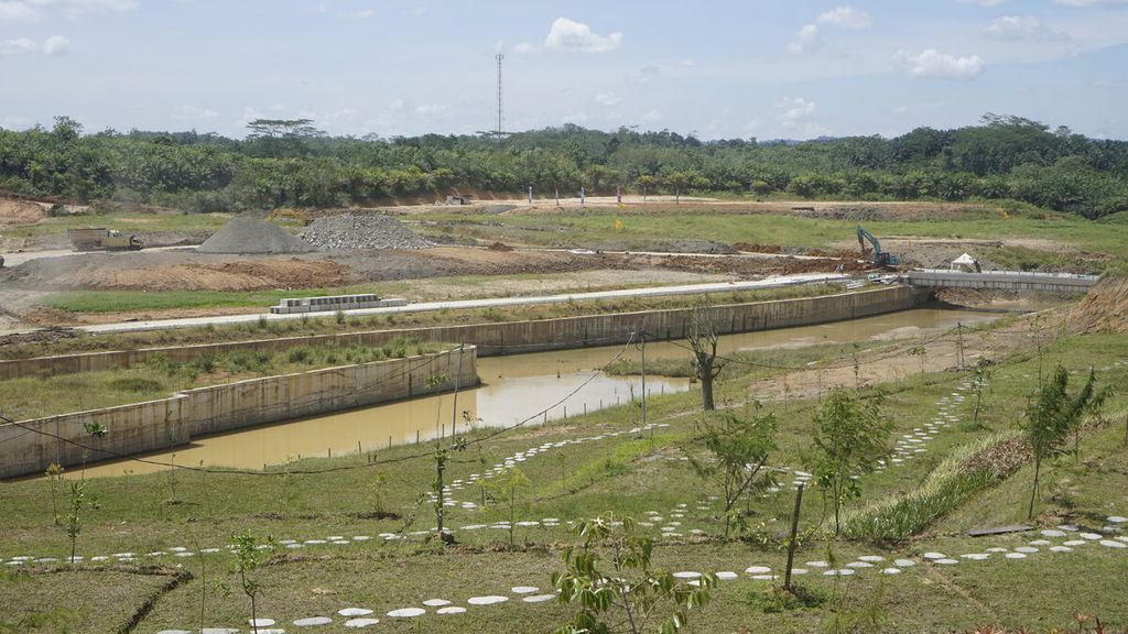 Progres pembangunan Bendungan Sepaku Semoi, penyuplai air baku untuk IKN, di Kalimantan Timur, Sabtu (18/3/2023). Pemerintah Korea Selatan memberi hibah 350 liter per detik instalasi pengolahan air minum di proyek ini.