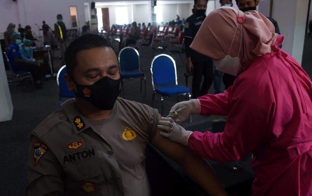  Anggota Kepolisian Resor Kota Besar Surabaya mendapatkan vaksin Covid-19 di Surabaya, Jawa Timur, Selasa (23/2/2021). Sasaran vaksin Covid-19 tahap pertama bagi anggota sebanyak 400 orang. Dinas Kesehatan Provinsi Jawa Timur kini mendistribusikan 915.000 dosis vaksin Covid-19 gelombang kedua ke 38 kabupaten/kota.