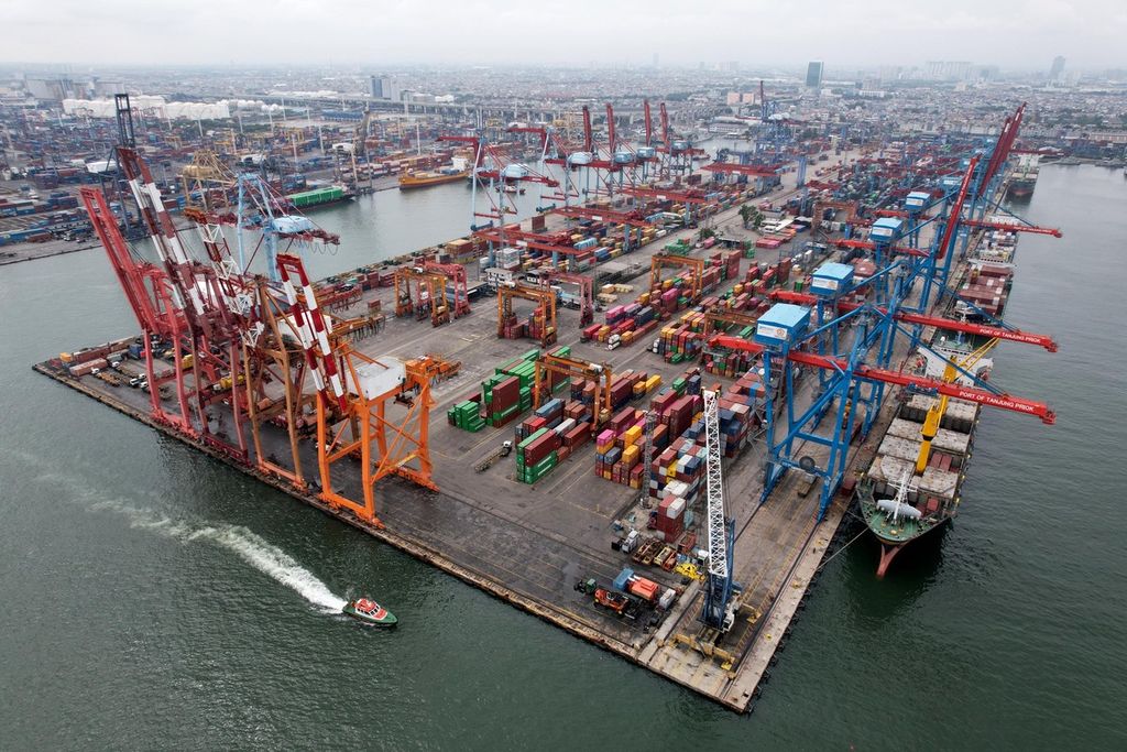 Kesibukan bongkar muat kontainer di Pelabuhan Tanjung Priok, Jakarta, Kamis (2/2/2023).