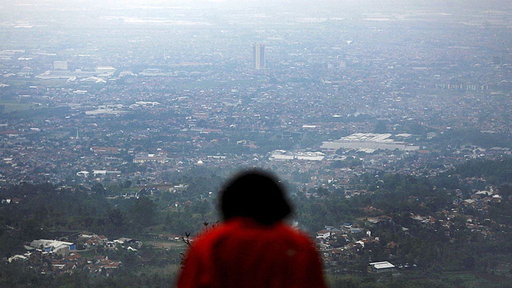 Cekungan Bandung akan diatur perpres. Kawasan cekunga Kota Bandung dan Kabupaten Bandung, Jawa Barat, terlihat mulai sesak dilihat dari kawasan Bandung Utara, Senin (30/11/2015). 