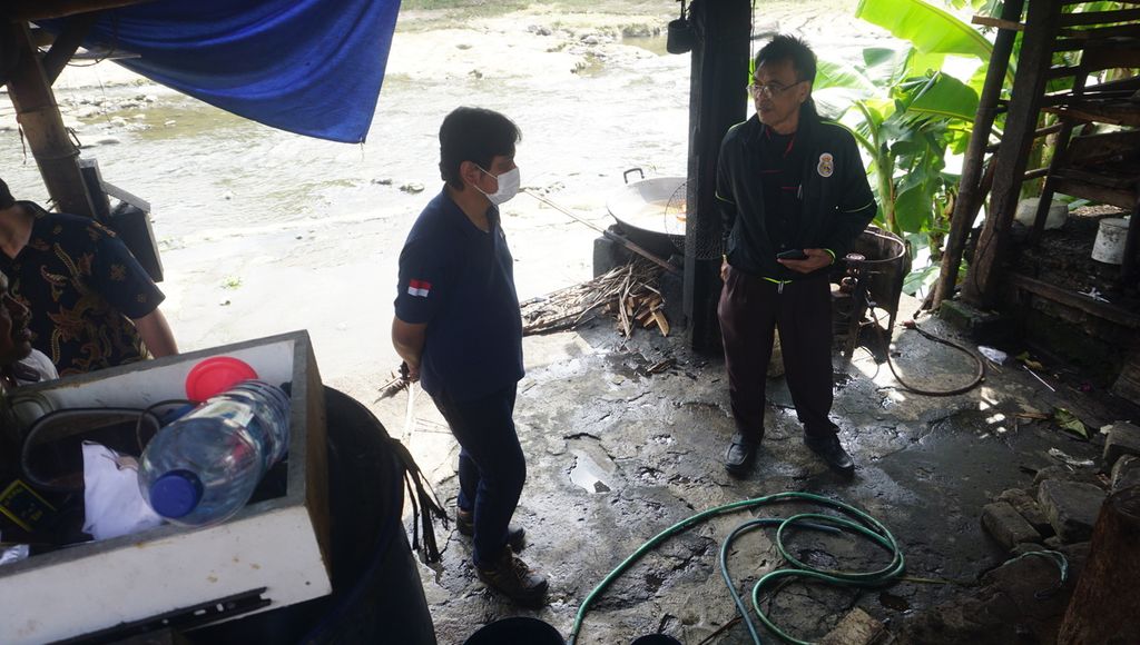 Sejumlah orang mengecek kondisi tempat penjagalan anjing di Kali Anyar, yang juga anak Sungai Bengawan Solo, di Kelurahan Gilingan, Kecamatan Banjarsari, Kota Surakarta, Jawa Tengah, Rabu (31/8/2022). 