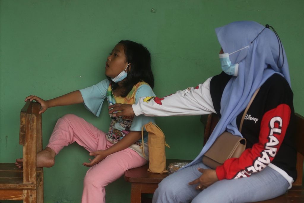 Students aged 6-11 years in line to receive the second dose of the Covid-19 vaccine at their school, SD Negeri 11 Batu Ampar, Kramat Jati, East Jakarta, Friday (14/1/2022).