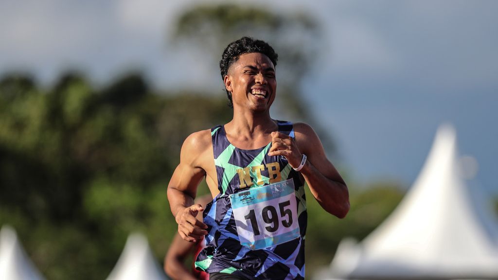 Ekspresi sprinter putra NTB, Lalu Muhammad Zohri, saat masuk finis pertama pada final 100 meter putra cabang atletik PON Papua 2021 di Stadion Atletik Mimika Sport Complex, Kota Timika, Kabupaten Mimika, Papua, Rabu (6/10/2021). 