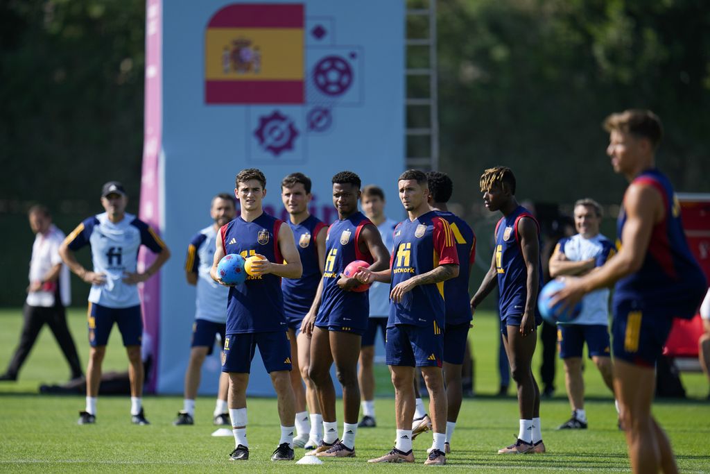 Spain players wait to run a drill during a training session at Qatar University in Doha, Qatar, Sunday, Dec. 4, 2022. Spain will play against Morocco in the round of 16 phase of the World Cup soccer tournament on Dec. 6.