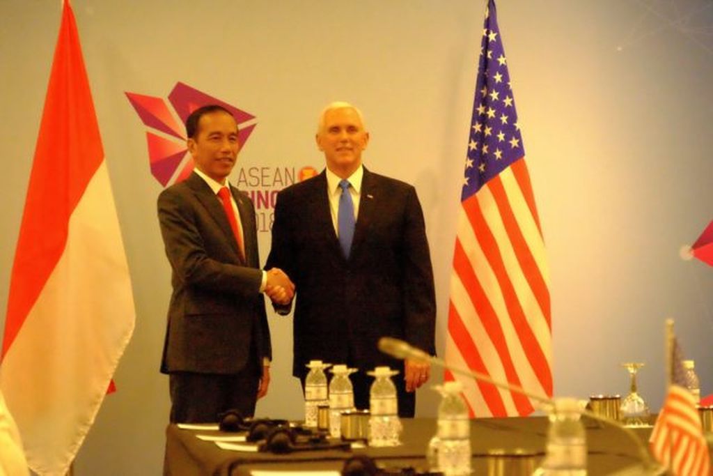 Presiden Joko Widodo bersalaman dengan Wakil Presiden Amerika Serikat Mike Pence dalam pertemuan bilateral kedua negara yang digelar di sela-sela KTT ke-33 ASEAN di Singapura, Rabu (14/11/2018). Kedua negara bertekad meningkatkan hubungan dan kerja sama.