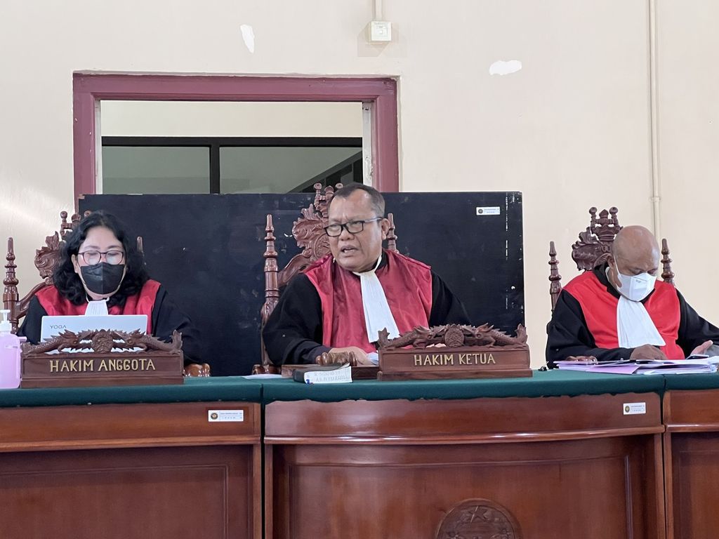 Majelis hakim Pengadilan Negeri Makassar memutus sidang perkara gugatan kepada enam media di Makassar, Sulawesi Selatan, Rabu (14/9/2022). Dalam sidang ini, majelis hakim memutuskan menolak gugatan Rp 100 triliun kepada enam media.