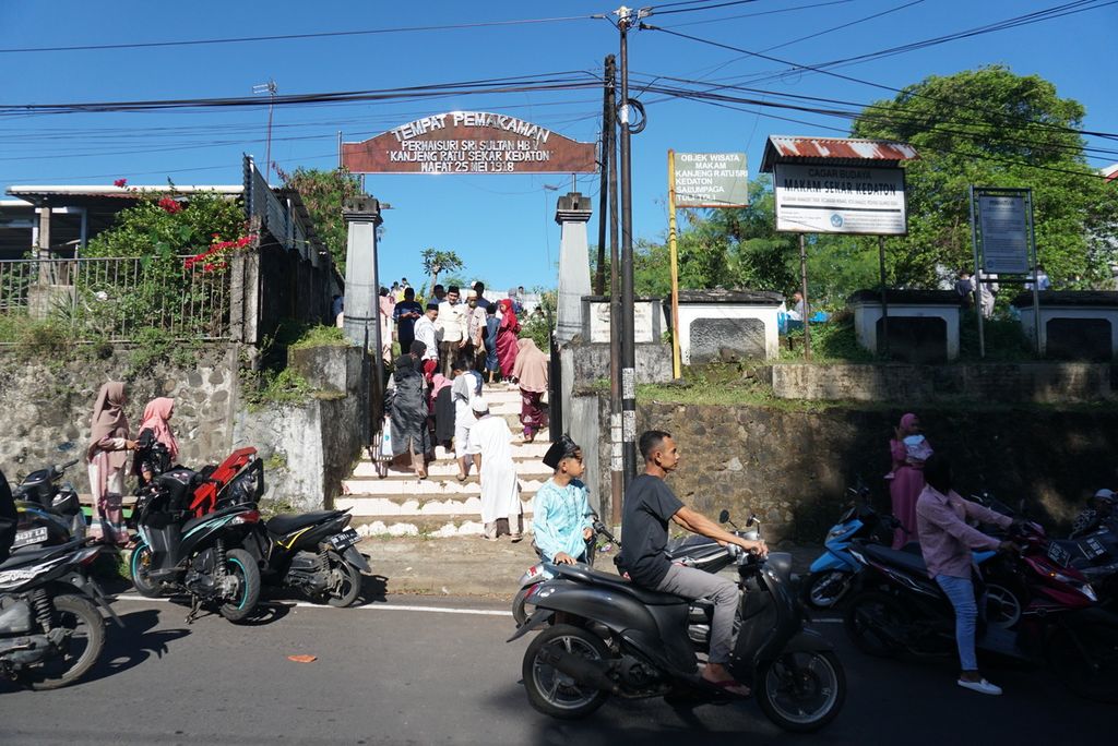 Warga yang beragama Islam berziarah ke kompleks Makam Sekar Kedaton di Manado, Sulawesi Utara, selepas shalat Id pada Idul Fitri 1443 Hijriah, Senin (2/5/2022). Sebagian warga menilai perayaan Lebaran tahun ini lebih semarak karena pembatasan sosial tak lagi ketat seperti dua tahun yang telah lalu.