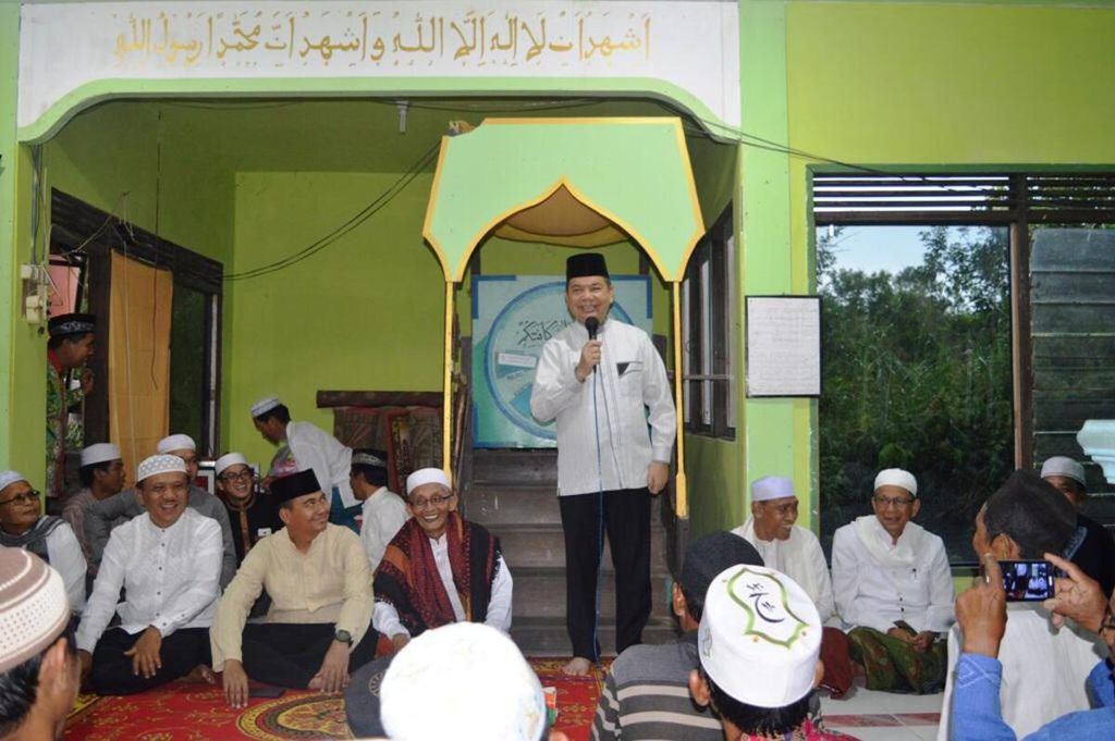 Bupati Kapuas Ben Brahim S Bahat menyampaikan sambutan saat safari Ramadhan buka puasa bersama di Masjid Nurul Istiqomah, Desa Narahan, Kecamatan Pulau Petak, Kapuas, Kalimantan Tengah, Kamis (23/5/2019).