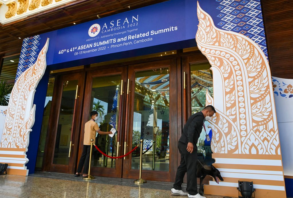 Petugas keamanan menuntun anjing pelacak bom saat inspeksi hotel tempat penyelenggaraan KTT ASEAN di Phnom Penh, Kamboja, 7 November 2022. 