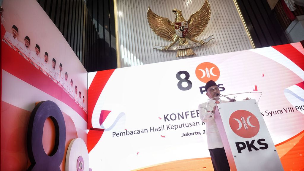 Presiden PKS Ahmad Syaikhu berpidato menjelang deklarasi dukungan kepada Anies Baswedan sebagai bakal calon presiden dalam Pemilu 2024 di Kantor DPP Partai Keadilan Sejahtera (PKS), Jakarta, Kamis (23/2/2023). 