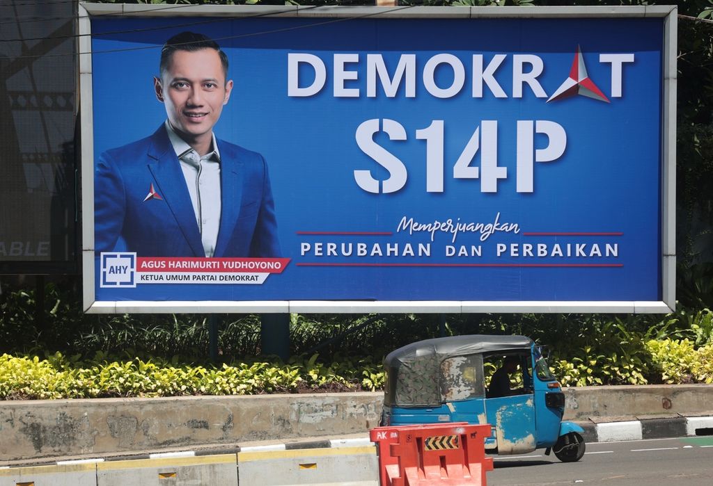Baliho Partai Demokrat yang menampilkan nomor urut partai peserta Pemilu 2024 terpasang di kawasan Dukuh Atas, Jakarta, Sabtu (17/12/2022). Partai Demokrat yang mendapat nomor urut 14 dalam Pemilu 2024 sudah mulai menyosialisasikannya kepada publik. 