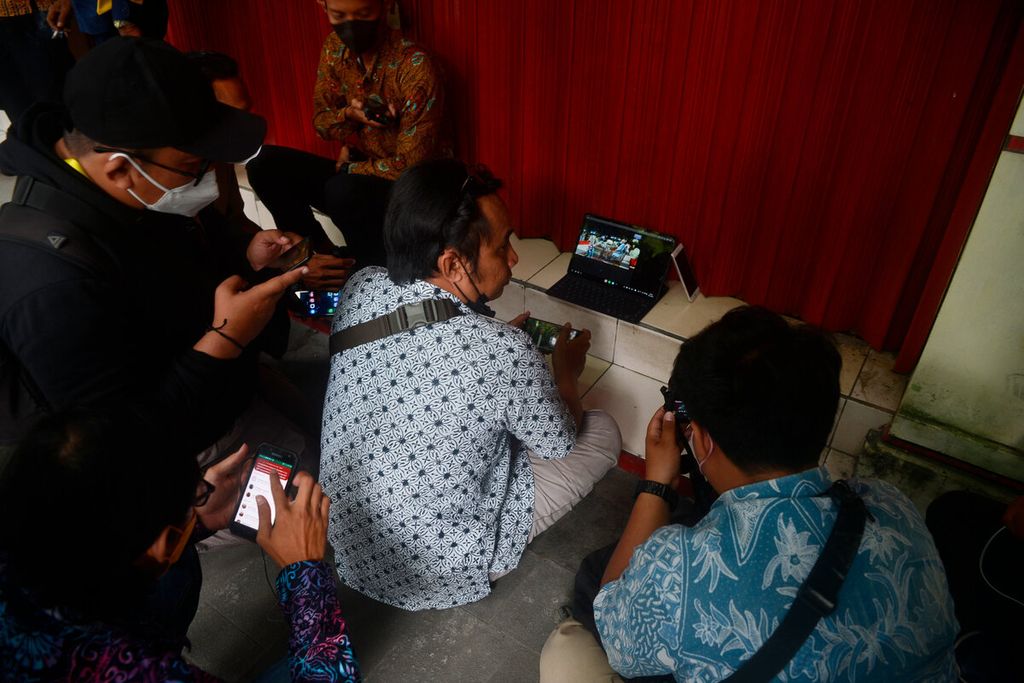 Jurnalis dari berbagai media menyaksikan siaran langsung upacara pernikahan Idayati dan Anwar Usman yang berlangsung terbatas di Gedung Graha Saba Buana, Kota Surakarta, Tengah, Kamis (26/5/2022).  