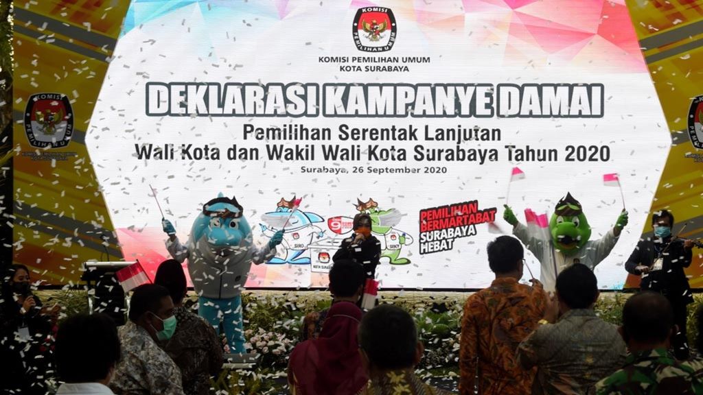 Maskot Siro dan Siboy tampil saat Deklarasi Kampanye Damai di Hotel Singgasana, Surabaya, Sabtu (26/9/2020). Deklarasi yang diselenggarakan KPU Kota Surabaya dilakukan untuk menuntut komitmen dari pasangan calon untuk tetap menjaga pemilu yang aman dan damai.