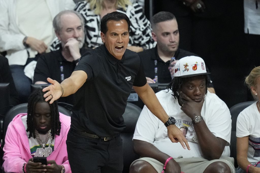 Pelatih Miami Heat Erik Spoelstra memberikan instruksi kepada pemainnya saat menghadapi Denver Nuggets pada gim ketiga Final NBA 2023 di Kaseya Center, Miami, Florida, Amerika Serikat, Kamis (8/6/2023) waktu Indonesia. Nuggets menang, 109-94.