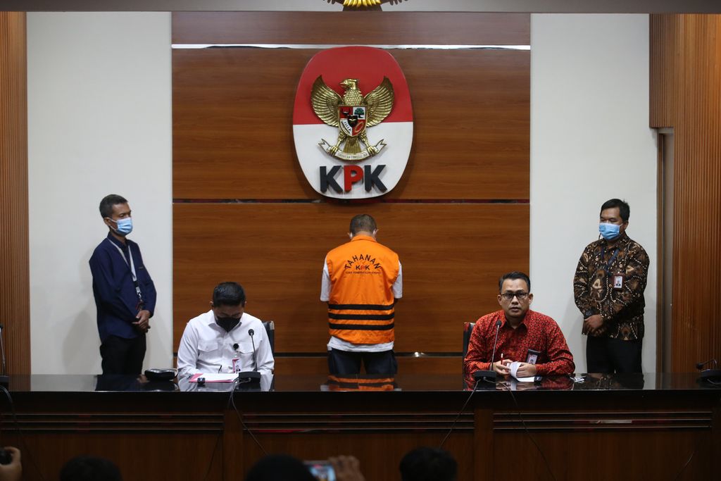 The former Director General of Horticulture at the Ministry of Agriculture, Hasanuddin Ibrahim (Wearing an orange vest), was detained by the Corruption Eradication Commission (KPK) after undergoing an examination at the KPK Building, Jakarta, Friday (20/5/2022)..
