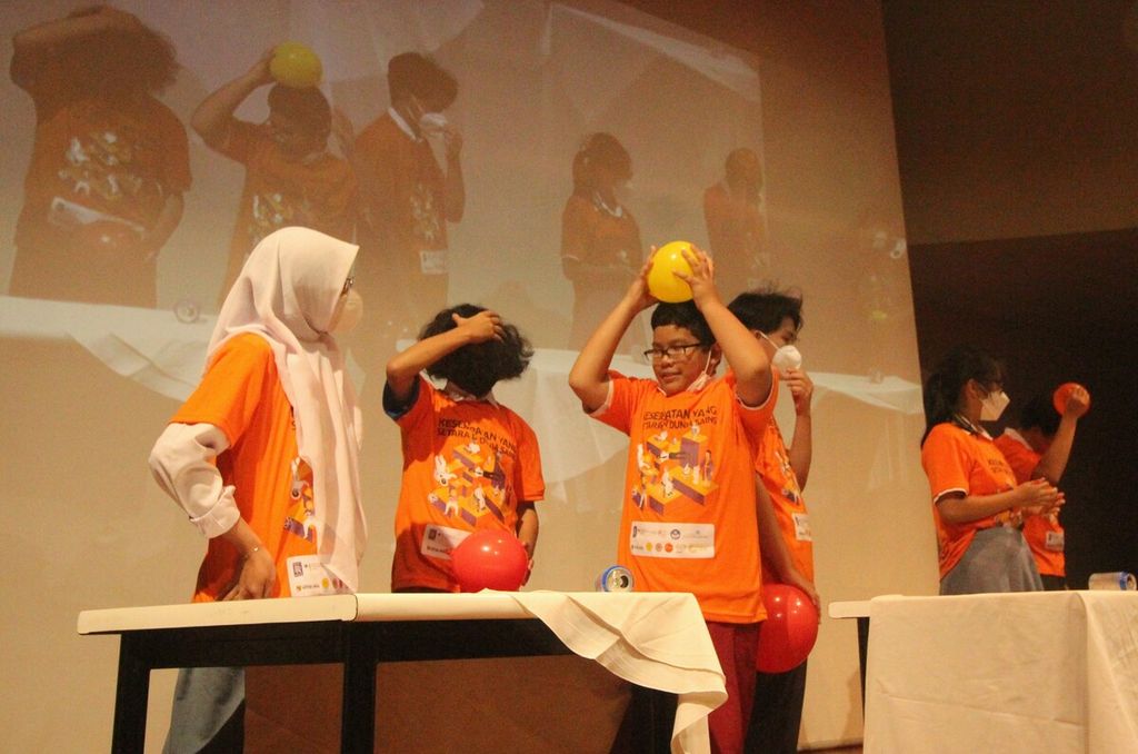 Sejumlah siswa mencoba eksperimen sains "Kaleng Bergerak" dalam pembukaan Science Film Festival 2022 yang diinisiasi Goethe-Institut, di Jakarta, Selasa (18/10/2022). 