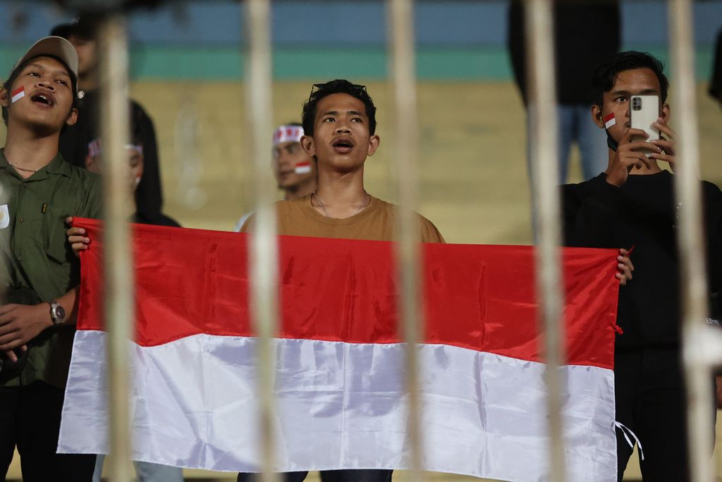 Anak-anak menyaksikan pertandingan antara Indonesia melawan Filipina dalam laga Piala AFF U-16 2022 di Stadion Maguwoharjo, Sleman, Yogyakarta, Minggu (31/7/2022) malam. Indonesia menang, 2-0. 