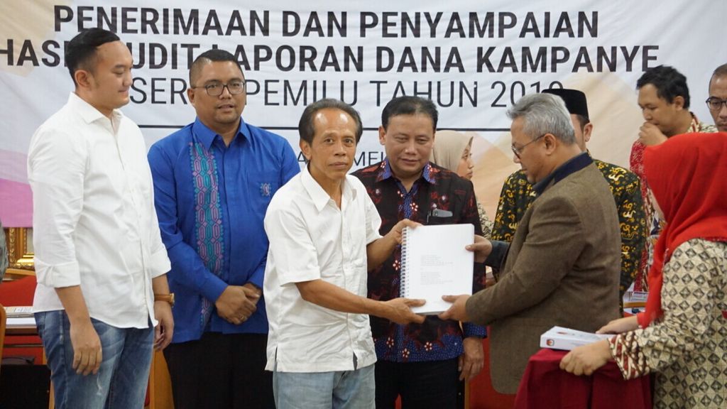 Ketua KPU Arief Budiman memberikan hasil audit laporan dana kampanye kepada perwakilan Tim Kampanye Nasional Joko Widodo-Maruf Amin dan Badan Pemenangan Nasional Prabowo Subianto-Sandiaga Uno di kantor KPU, Jakarta, Jumat (31/5/2019).