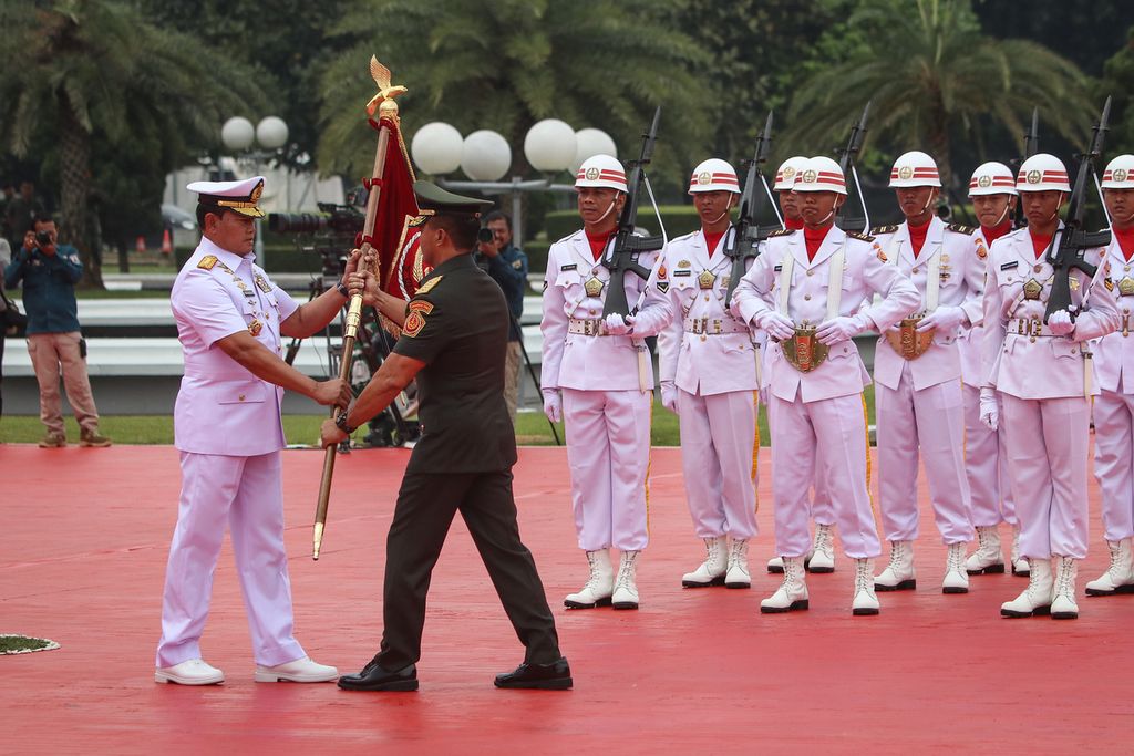 Jenderal Andika Perkasa (tampak belakang) menyerahkan Panji TNI Tri Dharma Eka Karma kepada Laksamana Yudo Margono (kiri) saat upacara serah terima jabatan Panglima TNI di Plaza Mabes TNI, Cilangkap, Jakarta Timur, Selasa (20/12/2022).  