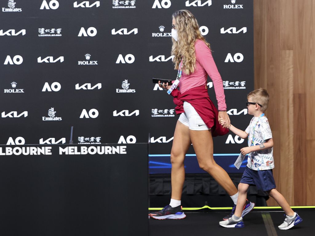 Petenis Belarus, Victoria Azarenka, akan mengikuti konferensi pers bersama anaknya, Leo, setelah Azarenka mengalahkan petenis Ukraina, Elina Svitolina, pada babak ketiga Australia Terbuka di Melbourne, Jumat (21/1/2022).