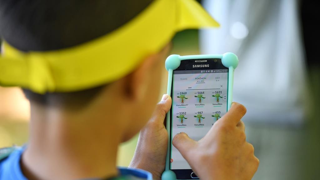 Pengunjung memainkan gim Pokemon saat menghadiri Festival Pokemon Go di Taman Wastafalen di Dortmund, Jerman, Kamis (4/7/2019). Festival ini akan berlangsung hingga 7 Juli nanti. Pokemon Go sendiri merupakan gim <i>augmented reality </i>yang diluncurkan pada 2016. Gim ini memungkinkan pemainnya menangkap, mengadu, dan saling bertukar makhluk virtual.