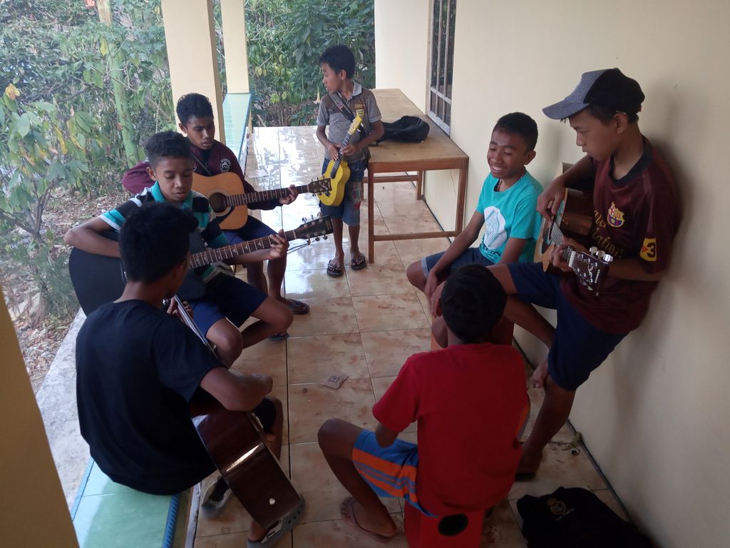 Suasana lokakarya musikalisasi puisi yang dilakukan oleh anak-anak Lakoat.Kujawas di Mollo Utara, Timor Tengah Selatan, Nusa Tenggara Timur. Lakoat.Kujawas, didirikan Dicky Senda pada 2016, merupakan kewirasahaan sosial yang fokus pada pengembangan pendidikan, kebudayaan, dan ekonomi kreatif masyarakat lokal. 